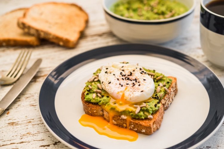 Тосты с яйцом и авокадо