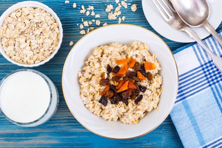 Овсянка с орехами и сухофруктами