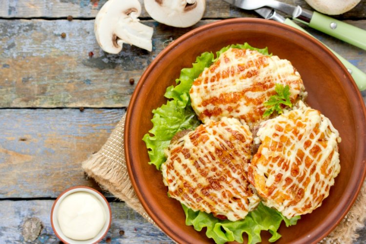 Куриные медальоны с грибами под сыром