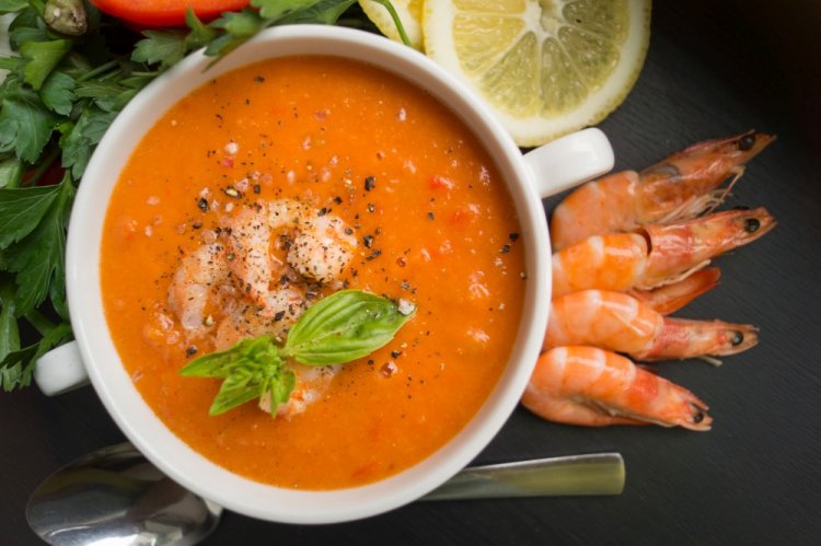 Томатный суп с креветками и чечевицей