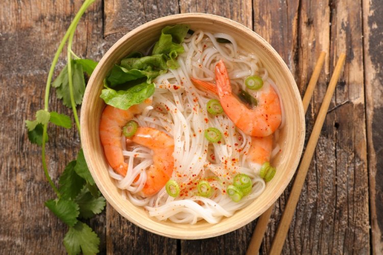 Суп с креветками и лапшой