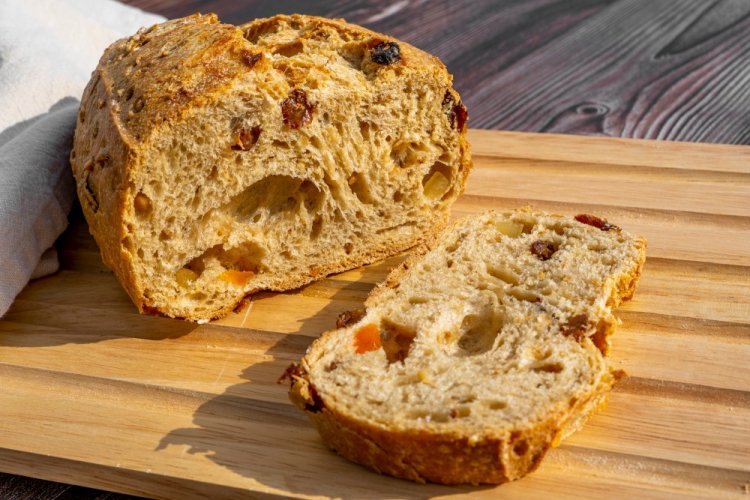 Хлеб из цельнозерновой муки с сухофруктами