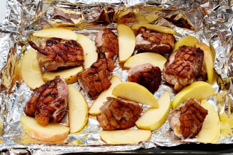 Медальоны из утки с яблоком в духовке