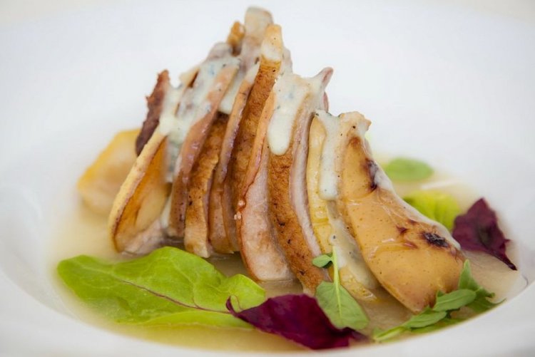 Медальоны из утки с грушей