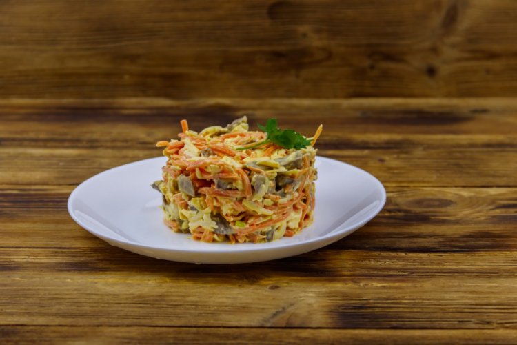 Салат из свиного сердца с луком и морковью