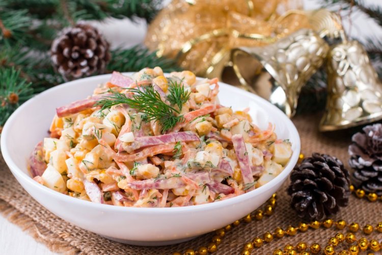 Салат «Обжорка» с кукурузой