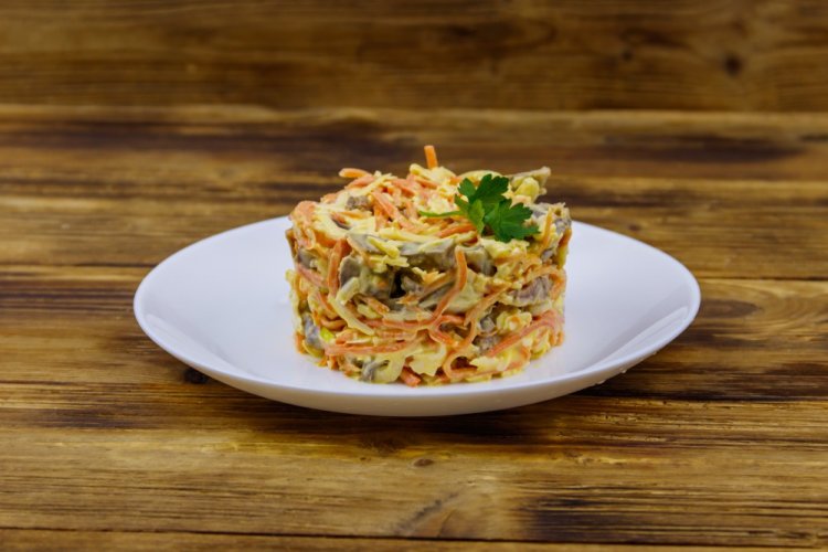 Салат «Обжорка» с маринованными грибами