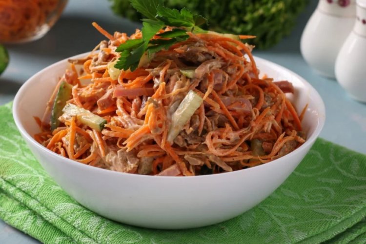 Салат «Обжорка» с колбасой