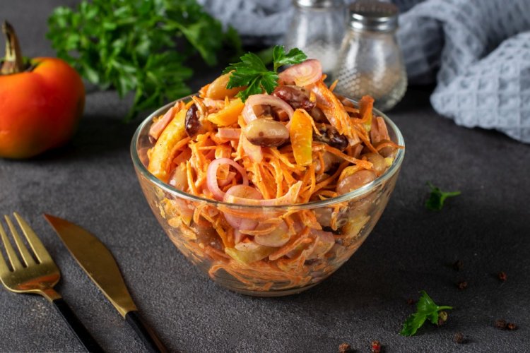 Салат «Обжорка» с копченой колбасой и помидорами