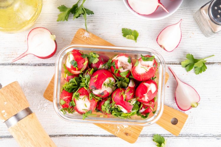 Битая маринованная редиска