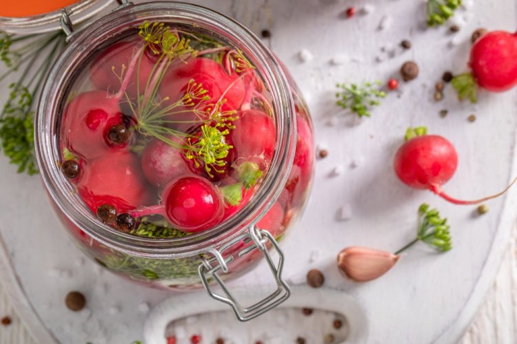 Маринованная редиска с ботвой на зиму