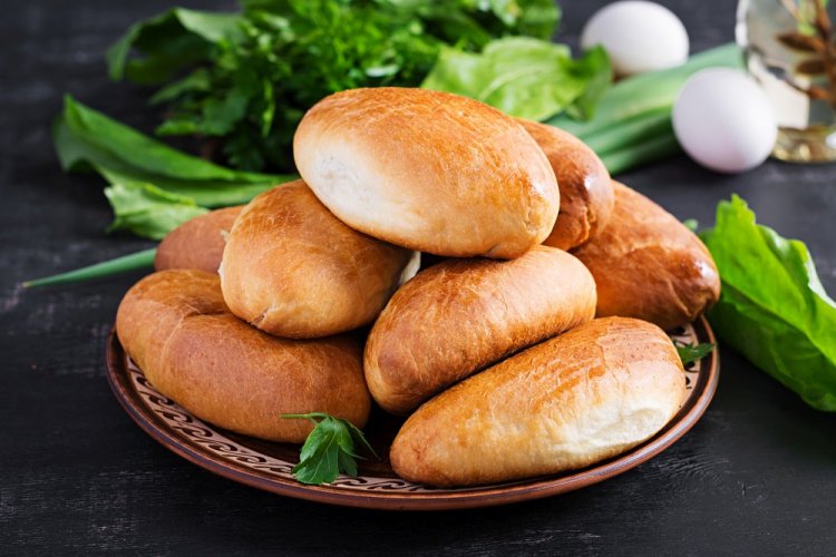 Пирожки со щавелем из дрожжевого теста в духовке