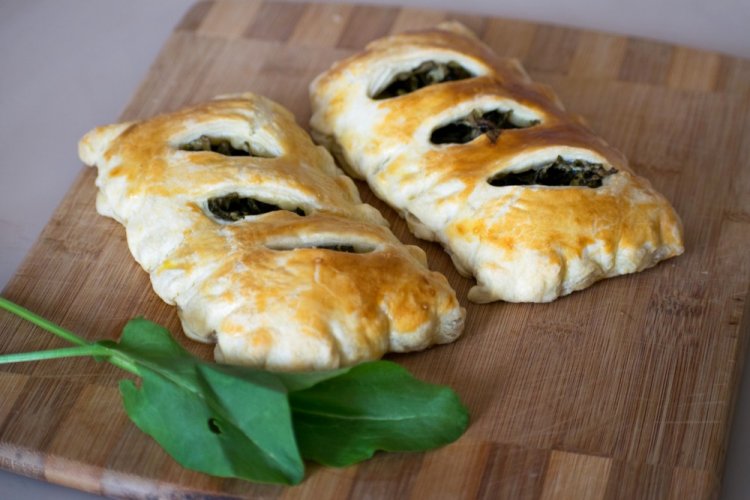 Пирожки со щавелем из слоеного теста