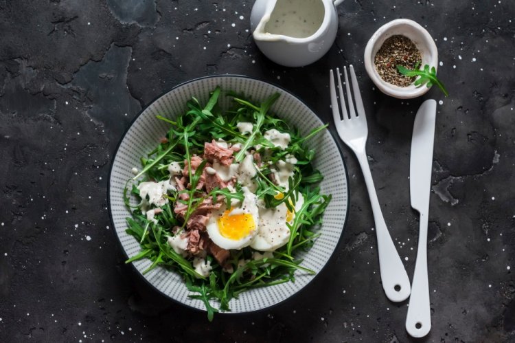 Салат с яйцами и консервированным тунцом