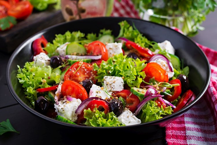 Салат с помидорами черри, огурцами и сыром