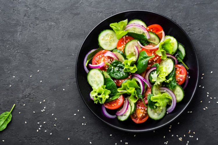 Овощной салат с фиолетовым луком и соевым соусом