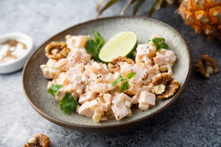 Салат с копченой курицей и ананасами
