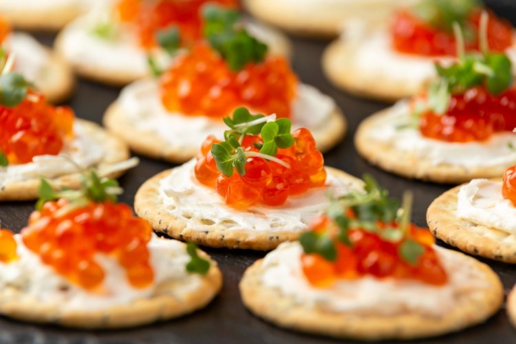 Крекеры с сыром и красной икрой