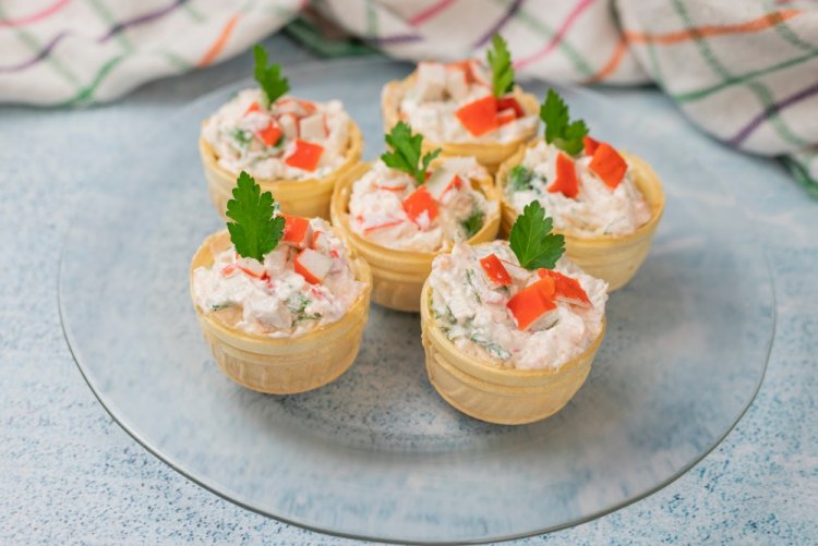 Тарталетки с крабовыми палочками