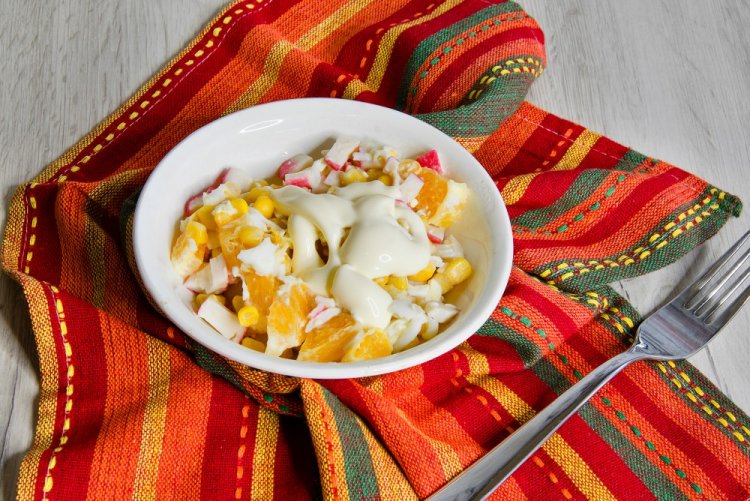 Салат с крабовыми палочками и апельсинами