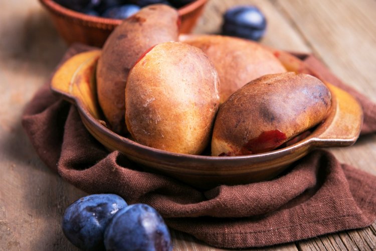 Пирожки со сливами в духовке