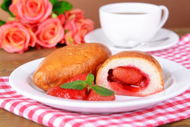 Пирожки с клубникой в духовке
