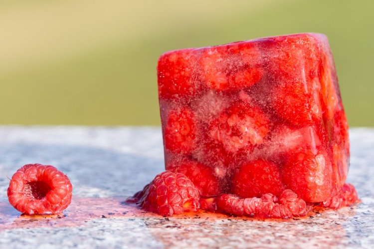 Замороженная малина в собственном соку