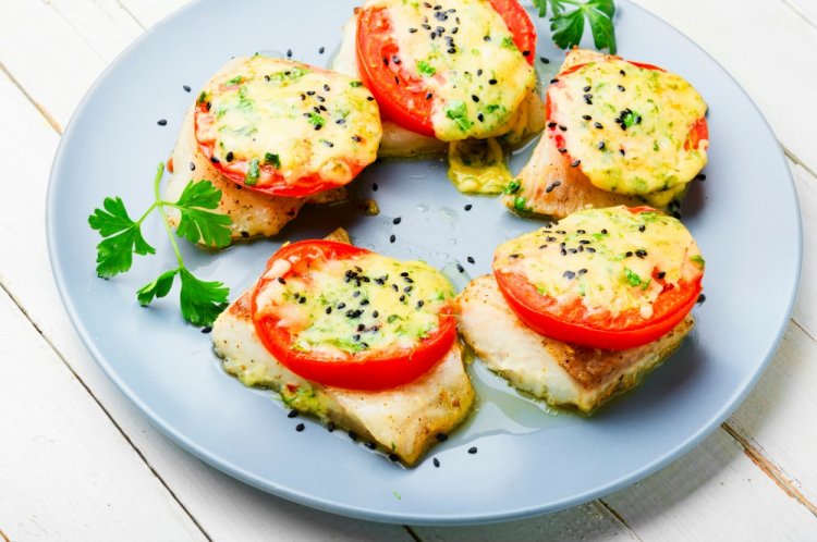 Минтай с помидорами и моцареллой в аэрогриле