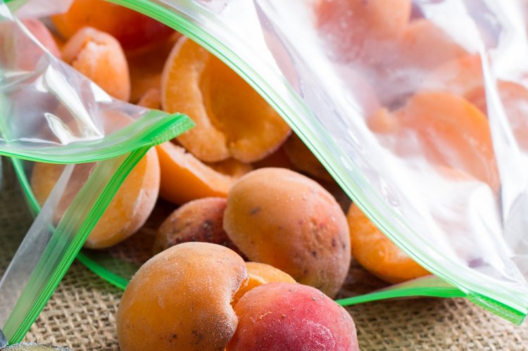 Замороженные абрикосы в зип-пакетах