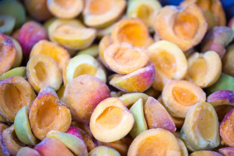 Замороженные абрикосы в контейнерах на зиму