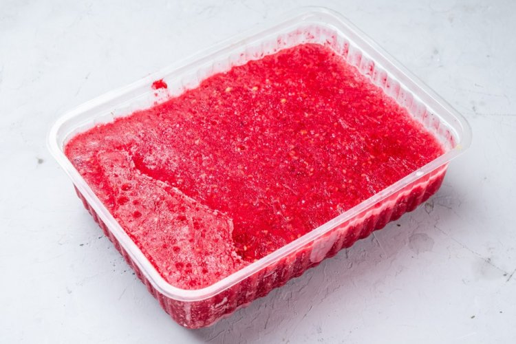 Замороженная толченая земляника с сахаром на зиму