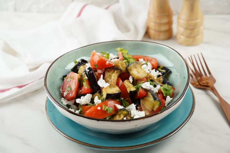 6 салатов с хрустящими баклажанами, которые придутся по вкусу каждому
