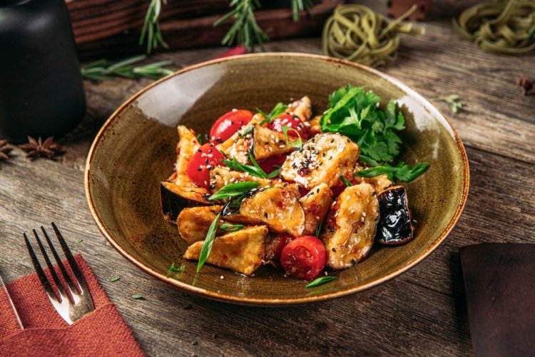 Салат с хрустящими баклажанами, помидорами и соевым соусом