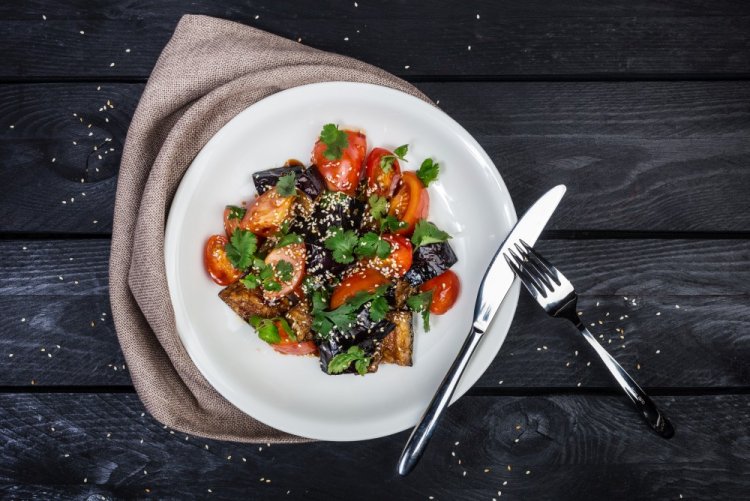 Салат с хрустящими баклажанами и фиолетовым луком