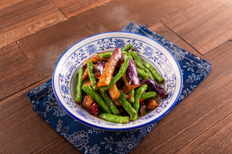 Салат с хрустящими баклажанами и спаржевой фасолью