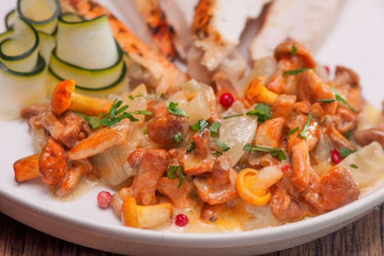 Лисички с помидорами в сметане