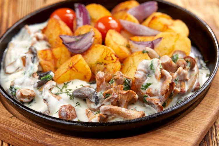 Лисички с картошкой в сметане на сковороде