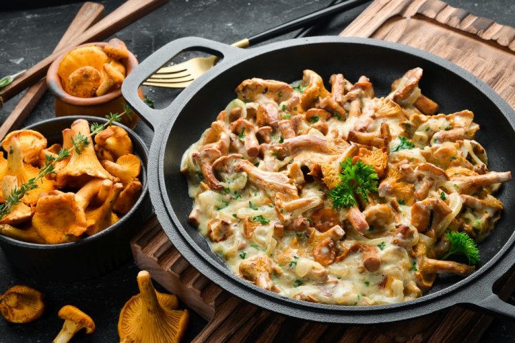 Лисички в сметане с сыром на сковороде