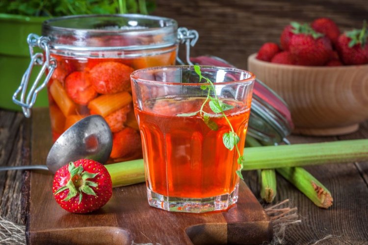 Компот из апельсинов, ревеня и клубники