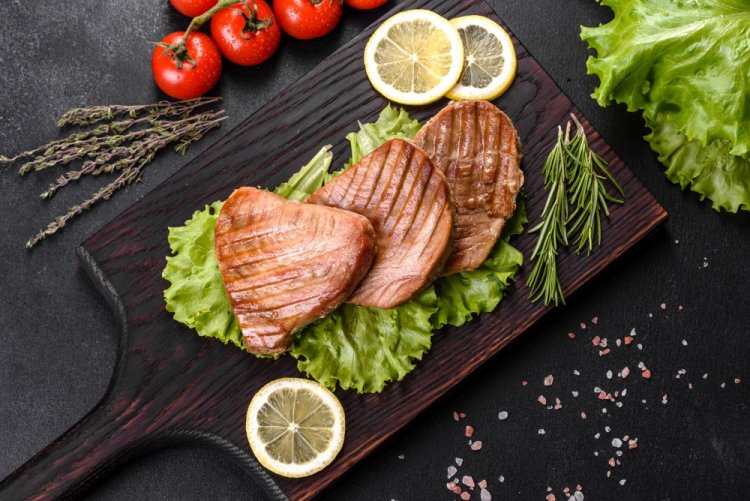 Стейк из тунца с лимонным соком