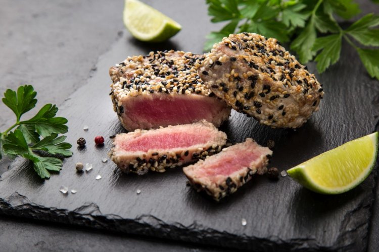 Стейк из тунца в кунжуте на сковороде