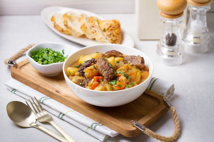 Картошка с мясом и овощами в афганском казане