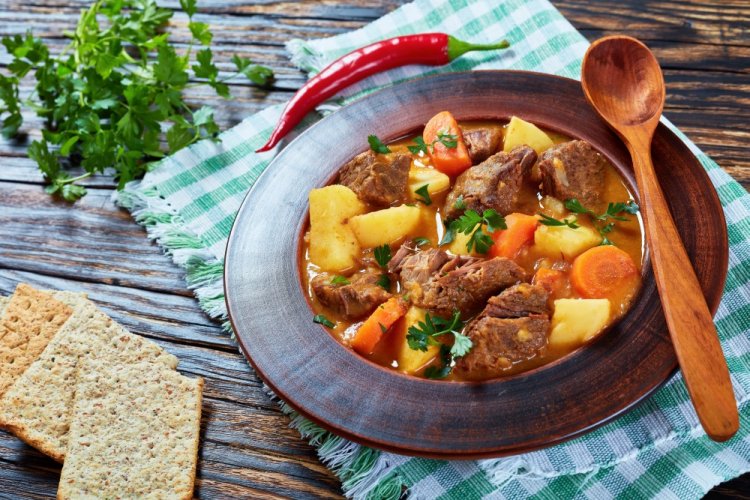 Картошка с мясом и томатной пастой в афганском казане