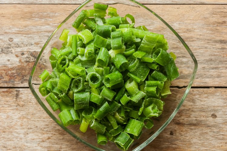 6 лучших рецептов, как заморозить зеленый лук на зиму