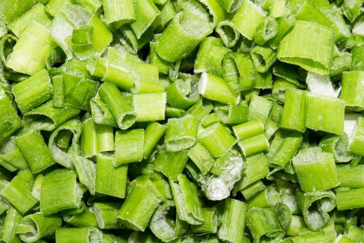 Как заморозить нарезанный зеленый лук