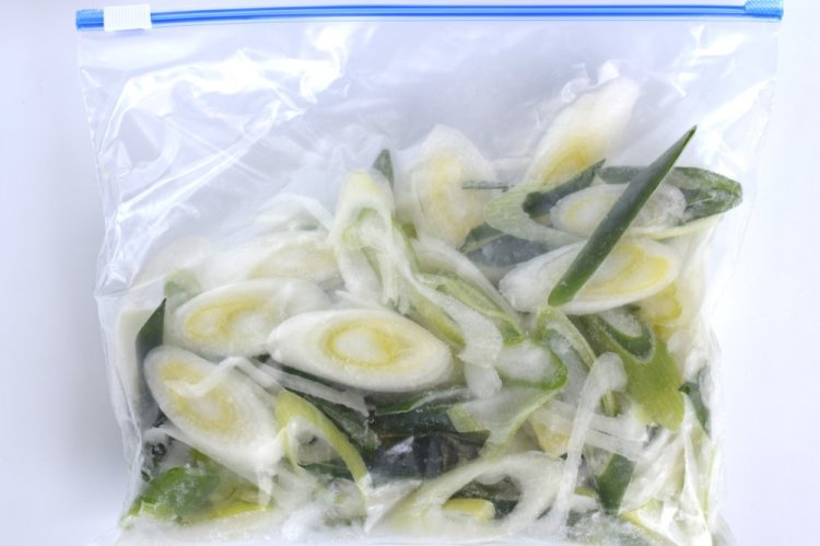 Замороженный зеленый лук в пластиковых пакетах