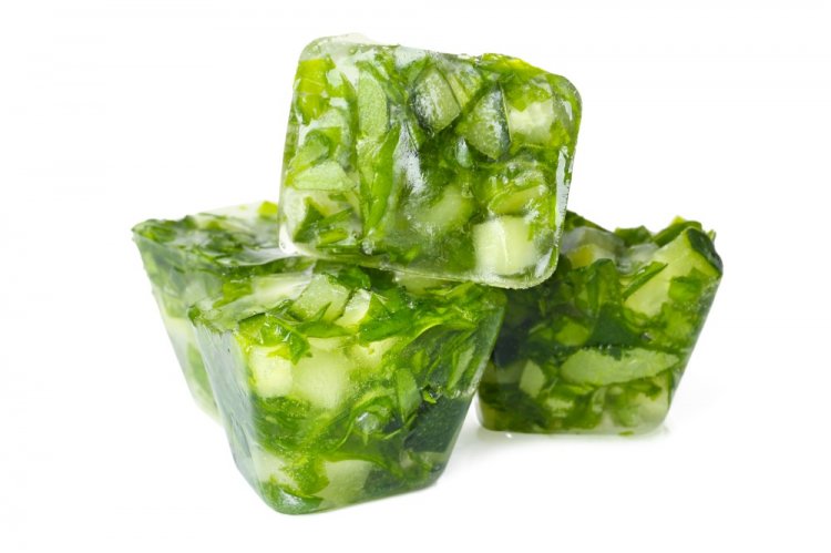 Замороженный зеленый лук в формочках для льда