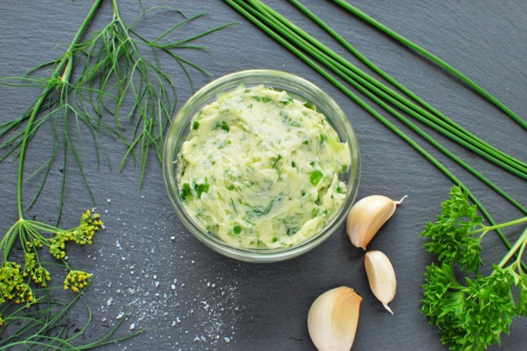 Замороженное сливочное масло с зеленым луком