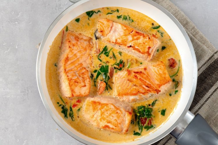 Стейки из форели со сливочным соусом на сковороде