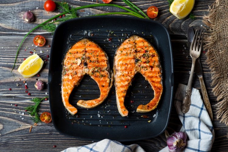 Стейк из форели в белом вине на сковороде